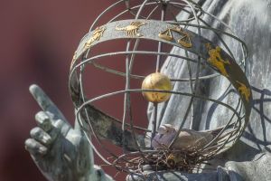 Zdjęcie Torunia001 Astrolabium (sfera armilarna) pomnika Mikołaja Kopernika w Toruniu (2018) – zdj. Daniel Pach