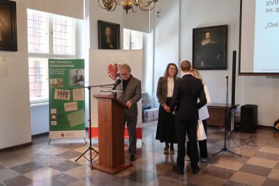 gratulacje składane przez dyrekcję Departamentu Edukacji dla laureata I miejsca w kategorii szkół podstawowych Antoniego...