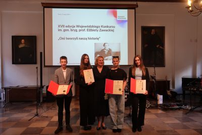 grupa nagrodzonych uczniów ze Szkoły Podstawowej nr 57 im. Towarzystwa Miłośników Miasta Bydgoszczy z nauczycielką Panią...