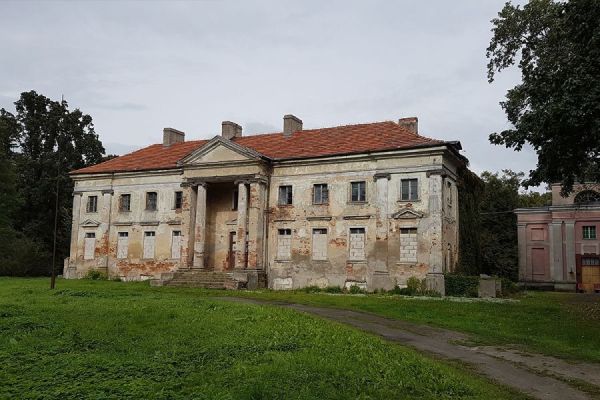 Pałac w Nawrze przed renowacją