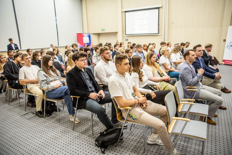 Publiczność siedząca na krzesłach