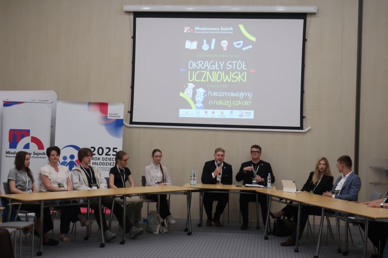 Merytoryczni goście pozują do zdjęcia