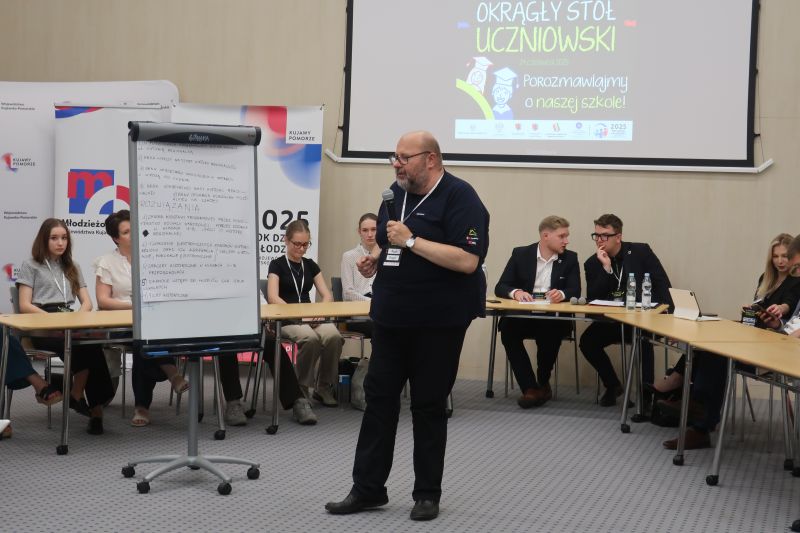Zaproszeni goście przemawiają do publiczności