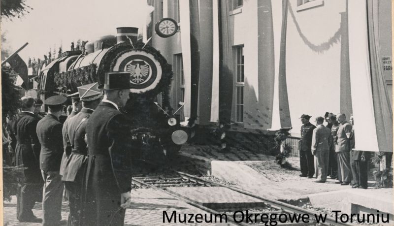 Przyjazd marsz. E. Rydza–Śmigłego na Dworzec Miasto Toruń. Na peronie stoi woj. pomorski W. Raczkiewicz, za nim inspektor...