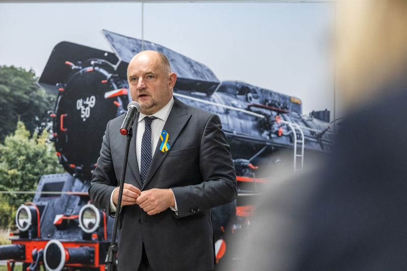 Marszałek przemawiający do mikrofonu