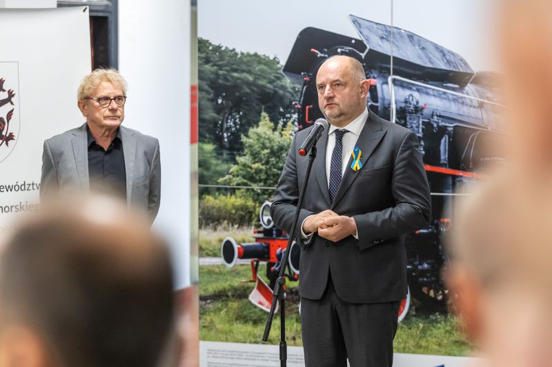 Marszałek przemawiający do mikrofonu