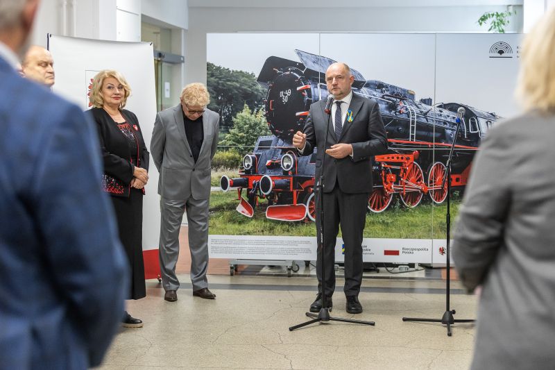 Marszałek przemawiający do mikrofonu