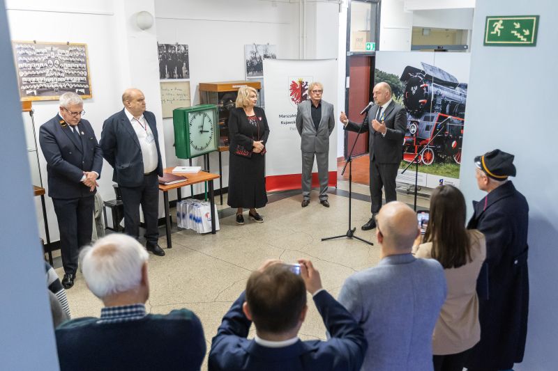 Marszałek przemawiający do mikrofonu