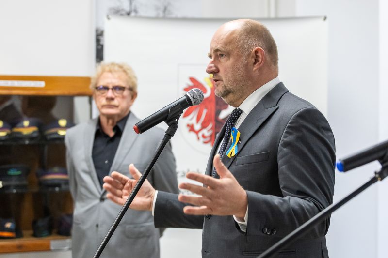 Marszałek przemawiający do mikrofonu