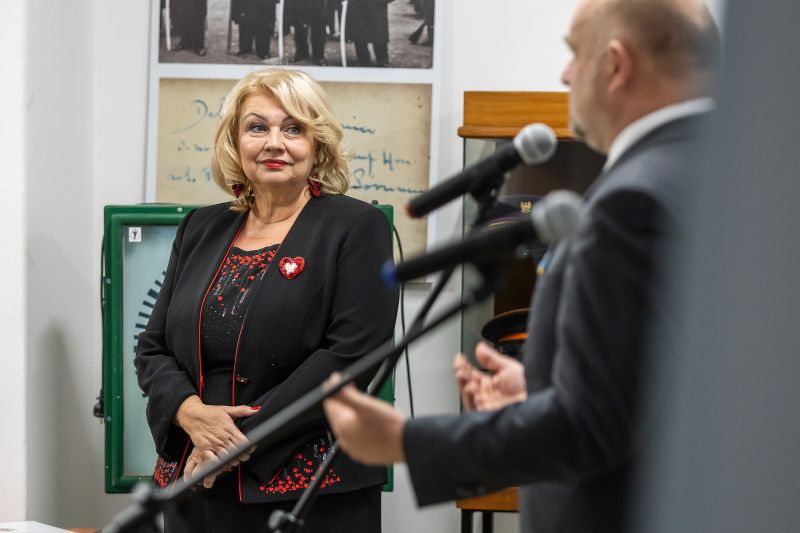 Kobieta patrząca na przemawiającego marszałka