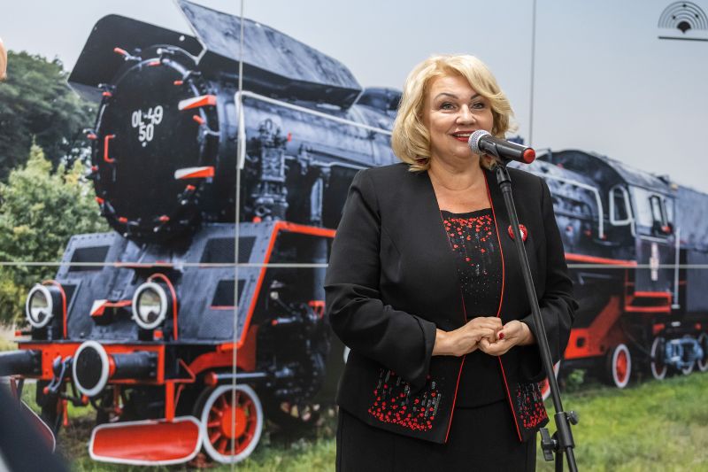 Kobieta przemawiająca do mikrofonu