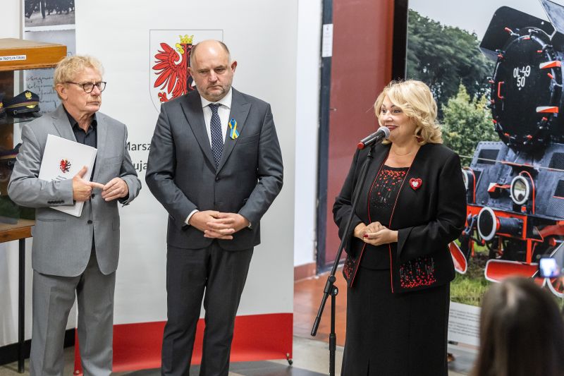 Kobieta przemawiająca do mikrofonu