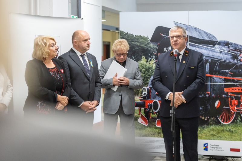 Prezes stowarzyszenia kolejowej izby tradycji przemawiający do mikrofonu