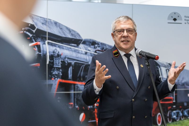 Prezes stowarzyszenia kolejowej izby tradycji przemawiający do mikrofonu