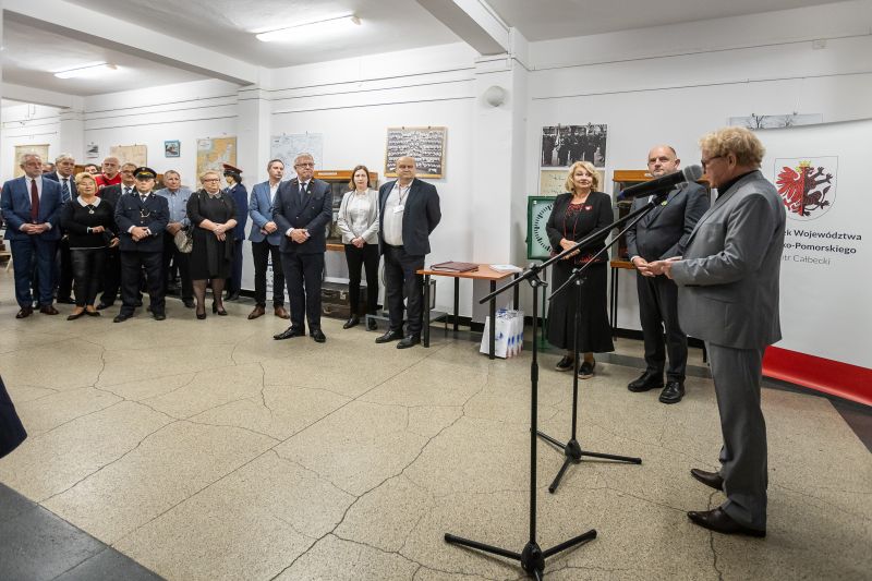Publiczność patrząca na mównice