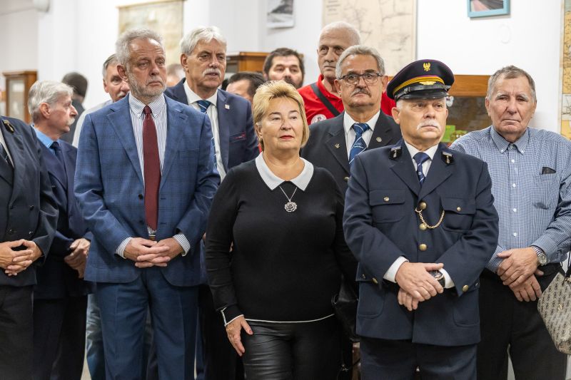 Publiczność patrząca na mównice