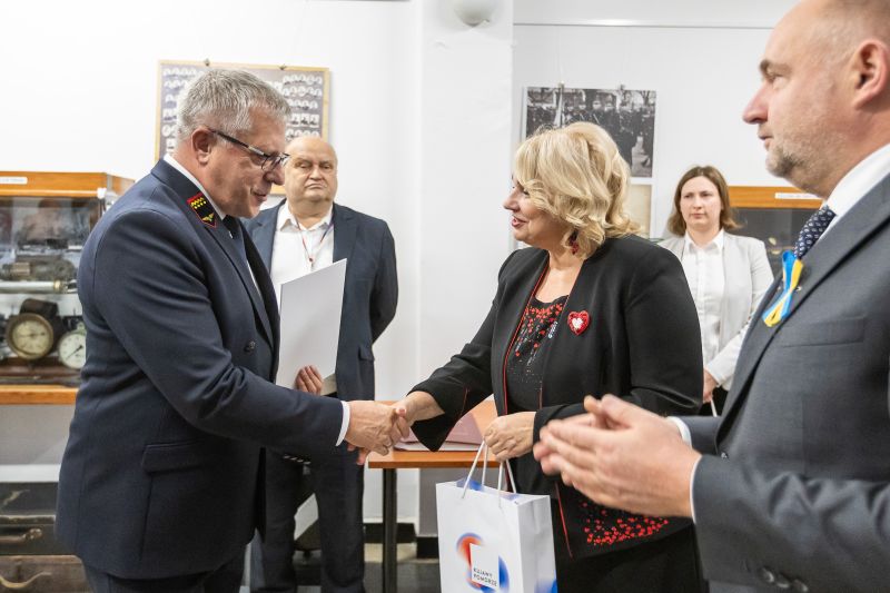 Prezes izby kolejowej otrzymujący gratulacje