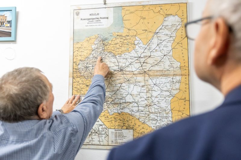 mężczyzna wskazujący na mapę polski z granicami istniejącymi do roku 1939