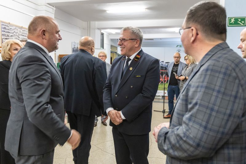 Marszałek rozmawiający z prezesem izby kolei