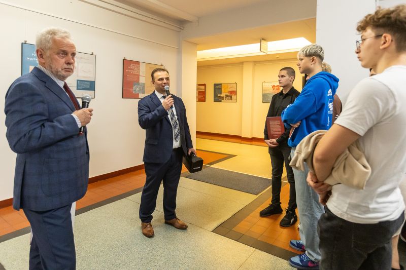 Kurator wystawy przemawiający do publiczności