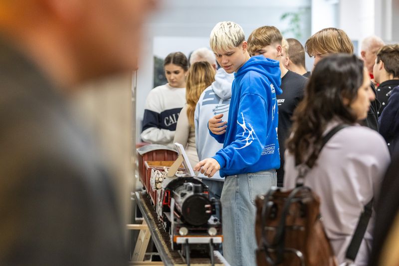 Zgromadzeni na wystawie oglądający eksponaty