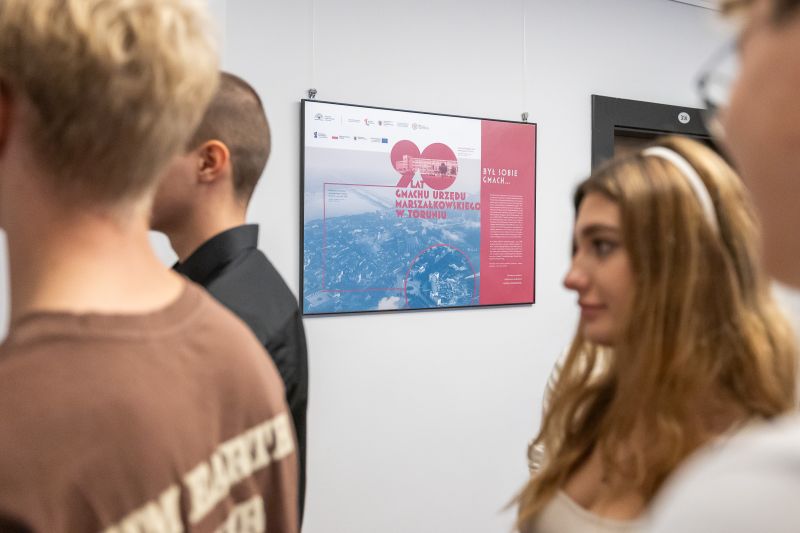 Zgromadzeni na wystawie oglądający eksponaty