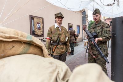Rekonstruktorzy historyczni ubrani w stroje z czasów II wojny światowej