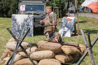 Rekonstruktorzy historyczni ubrani w stroje z czasów II wojny światowej