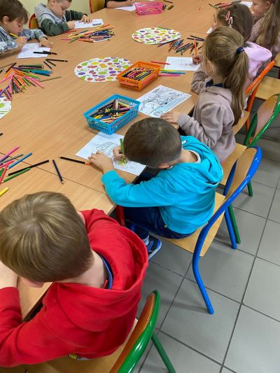 Dzieci rysujące kredkami po kartkach