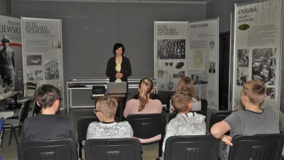 Prowadząca warsztaty przemawiająca do uczestników