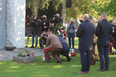 Żołnierze składający kwiaty przed pomnikiem