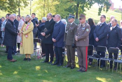 Zebrani oddający hołd przed pomnikiem