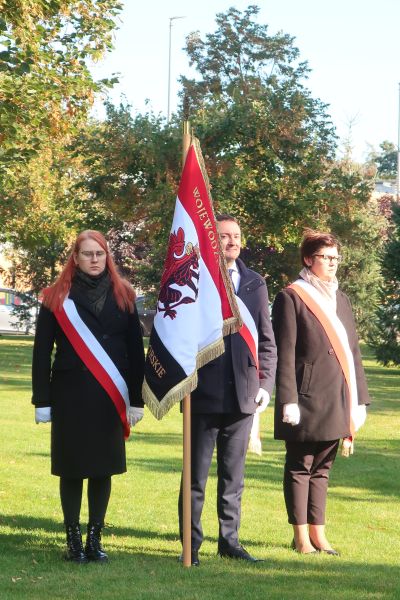 Pracownicy urzędu marszałkowskiego stojący ze sztandarem