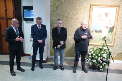 Mężczyzna przemawiający do zebranych