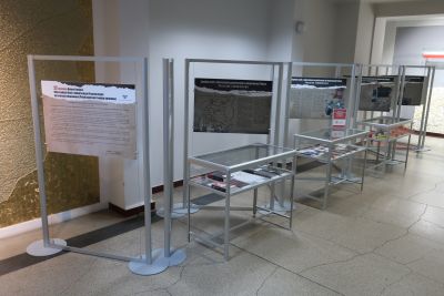 Widok na zbiór tablic informacyjnych