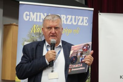 Prelegent opowiadający zebranym o książce
