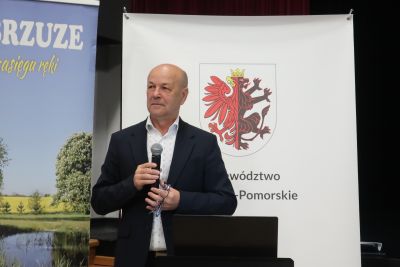 Prelegent przemawiający do zebranych