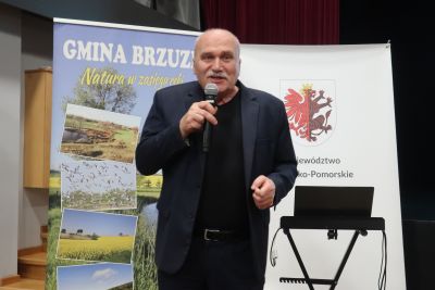 Prelegent przemawiający do zebranych