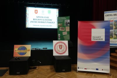 Widok sceny z której przemawiają prelegenci