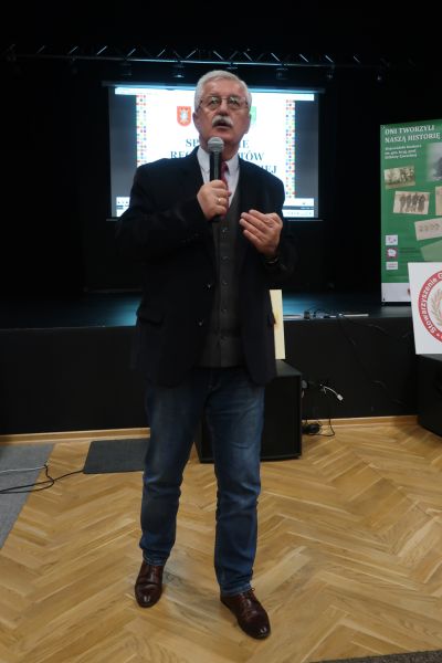 Prelegent przemawiający do zebranych