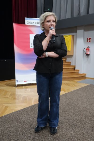 Prelegent przemawiający do zebranych