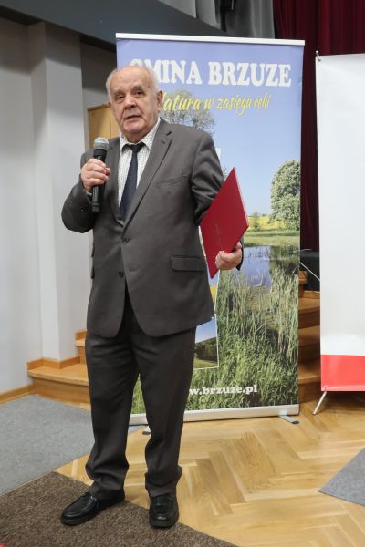 Prelegent przemawiający do zebranych