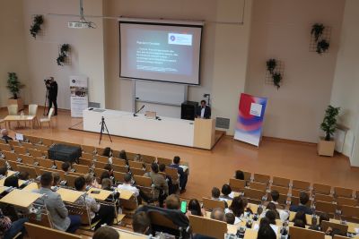 Profesor przemawiający do uczestników konferencji