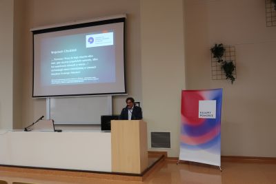 Profesor przemawiający do uczestników konferencji