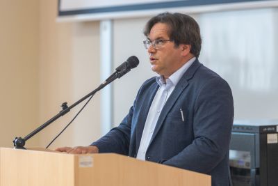 Profesor przemawiający do uczestników konferencji