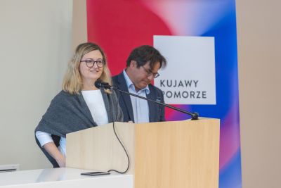 Dyrektor Departamentu Edukacji przemawiająca do zebranych na konferencji