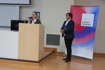 Dyrektor Departamentu Edukacji przemawiająca do zebranych na konferencji