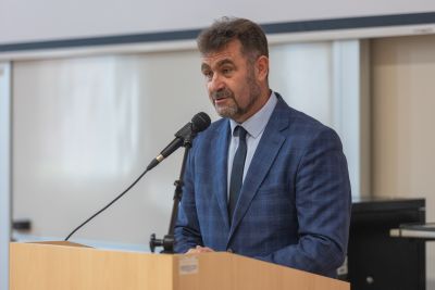 Profesor przemawiający do uczestników konferencji