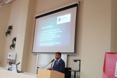 Profesor przemawiający do uczestników konferencji