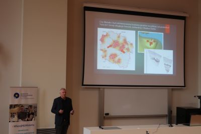 Profesor przemawiający do uczestników konferencji